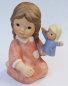 Preview: Nina & Marco Goebel Limpke: sitzendes Mädchen mit Handpuppe 9,5cm (N)