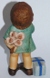 Preview: Nina & Marco Goebel Limpke: Mädchen mit Geschenk u. Blumenstrauß 13,5cm (N)