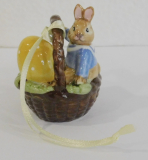 Villeroy & Boch Bunny Tales Hase Max mit Ei im Korb Anhänger Ostern 6cm