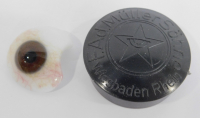 Altes Glasauge Augenprothese braun Optiker + Dose F. Ad. Müller Wiesbaden #f