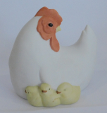 Porzellanfigur Huhn Henne mit Küken AK Kaiser 762 Bisquit farbig 7,5x5,5 H6,5cm