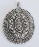 Großer alter Anhänger versilbert verschnörkelt oval 6x4,7cm