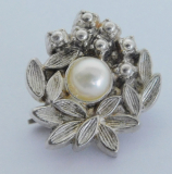 Vintage Perlenkettenkürzer Kettenverkürzer Blätter silberfarben mit Kunstperle Ø2,3cm