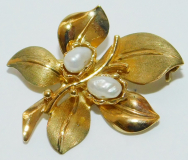 Brosche Blätter Gold 333 Flußperlen A*D Andreas Daub 2,6x2,2cm