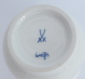 Preview: Vase Meissen Wellenspiel Relief weiß Sabine Wachs Becherform 10,5cm I.Wahl