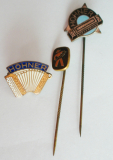 3 alte Nadeln Pins Abzeichen Hohner Mundharmonika Akkordeon Instrumente Werbung