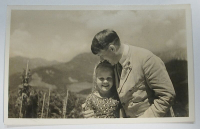 PK Adolf Hitler mit Mädchen - Der Führer mit der Jugend