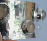 Breiter Armreif Silber 835 mit Rosenquarz Hammerschlag GK Georg Kramer