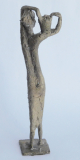 Interessante Bronze Skulptur Frau mit Korb von Reinhold Petermann 22,5cm