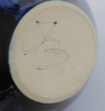 Große Studiokeramik Vase blau-schwarze Laufglasur signiert JB Flaschenform 31cm