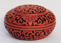 Chinesische Rotlack Deckeldose Lackschnitzerei rot floral Ø7,5cm