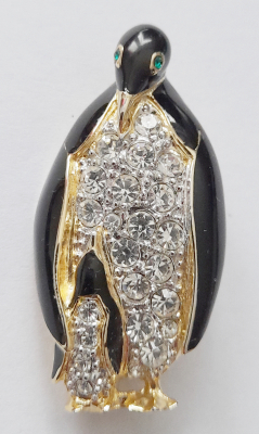 Brosche Pinguin mit Küken gold-schwarz grüne Augen helle Steinchen 4,3x2,1cm