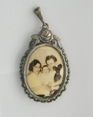 Alter Fotoanhänger versilbert verziert Rose oval 3,8x2,5cm