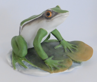 Porzellanfigur Laubfrosch auf Blatt AK Kaiser Nr. 610 Bisquit farbig Tagliariol