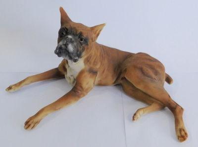 Porzellanfigur liegender Boxer AK Kaiser Nr. 652 Bisquit farbig Gawantka