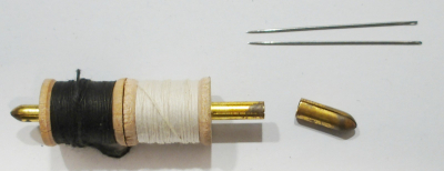 Altes Reise Nähset Fingerhut Garn Nadeln Schwanen Wollgarne Werbung NWK