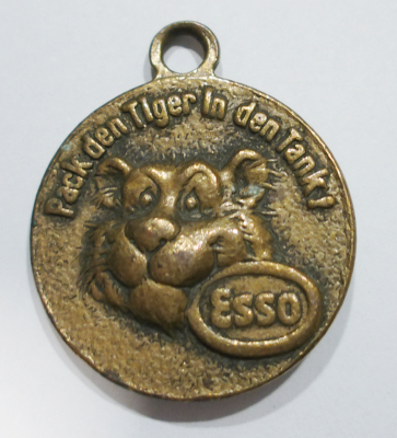 Anhänger Plakette Esso Pack den Tiger in den Tank Ø2,5cm Werbung Reklame