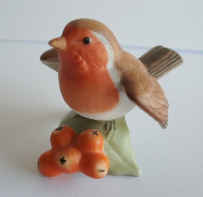 Kleine Porzellanfigur Vogel Rotkehlchen Bisquitt matt 3,5cm