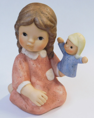 Nina & Marco Goebel Limpke: sitzendes Mädchen mit Handpuppe 9,5cm (N)