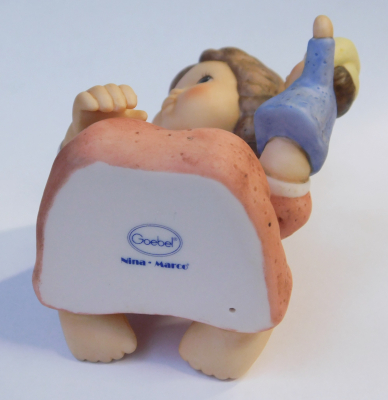 Nina & Marco Goebel Limpke: sitzendes Mädchen mit Handpuppe 9,5cm (N)