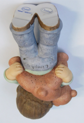 Nina & Marco Goebel Limpke: Junge mit Teddy Bär auf Rücken 14,5cm (N)