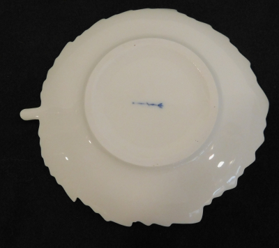 Blattschale mittel KPM Berlin Entw. Johannes Henke weiß I. Wahl 12,5x11,5cm