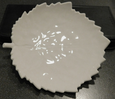 Blattschale mittel KPM Berlin Entw. Johannes Henke weiß I. Wahl 12,5x11,5cm