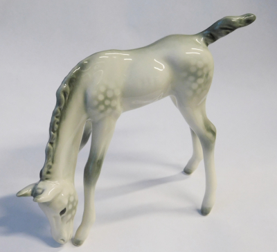 Naturgetreu ausgeformte Porzellanfigur Fohlen Goebel Länge 16cm hoch 12cm (N)