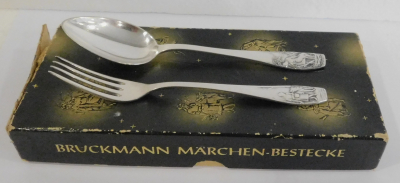 1 Kindergabel + 1 Löffel Bruckmann Märchen Entw. Cauer versilbert 15,9/16,6cm