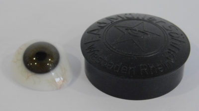 Altes Glasauge Augenprothese braun Optiker + Dose F. Ad. Müller Wiesbaden #h