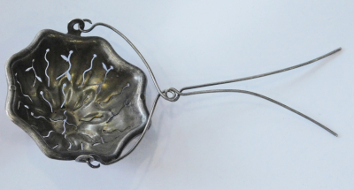 Altes Teesieb zum einhängen an Kanne versilbert