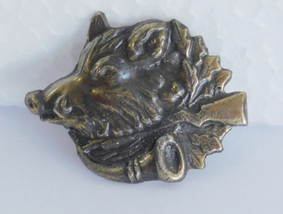 Hutabzeichen Wildschwein Keiler Gewehr Jagd Jäger 3,7x2,8cm