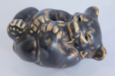 Kleine Keramikfigur liegender Bär Royal Copenhagen Entwurf Knud Kyhn L8cm