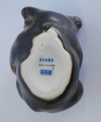 Kleine Keramikfigur liegender Bär Royal Copenhagen Entwurf Knud Kyhn L8cm