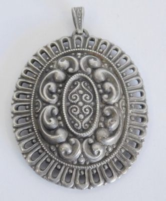 Großer alter Anhänger versilbert verschnörkelt oval 6x4,7cm