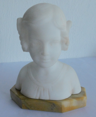Alabaster Büste junge Frau auf Steinsockel Schumacher & Co Osterode