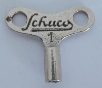 Alter Schlüssel Schuco 1 für Blechspielzeug Auto Motorrad Bus ? ca. 2,5x2cm