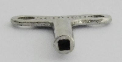 Alter Schlüssel Schuco 2 für Blechspielzeug Auto Motorrad Bus ? ca. 2,9x2,9cm