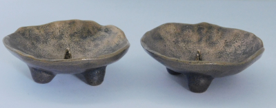 2 kleine Bronze Kerzenleuchter mit Dorn auf 3 Füßchen Ø5,5-6,5cm 229g