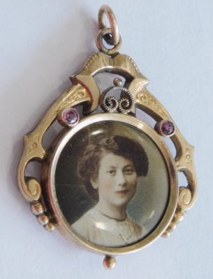Alter Jugendstil Anhänger Fotoanhänger vergoldet rote Steine 3x2,8cm #d