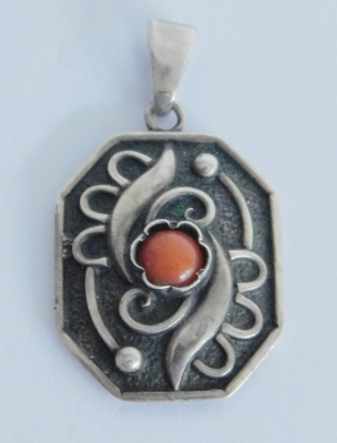 Art Deco Anhänger Silber 830 Koralle kunstvoll verschnörkelt 2,3x1,8cm