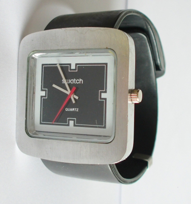 Swatch Armbanduhr Square Quartz schwarz + Edelstahl 4,5x4,2cm