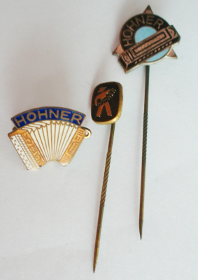 3 alte Nadeln Pins Abzeichen Hohner Mundharmonika Akkordeon Instrumente Werbung