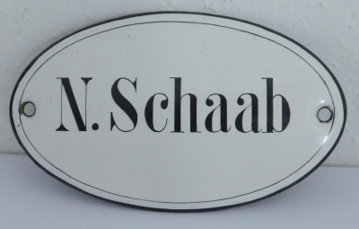 Altes Emailleschild Türschild Namensschild N. Schaab Email gewölbte Form 10,2x6c