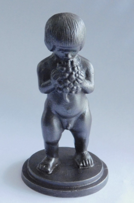 Kleine niedliche Eisenguss Figur nackter Knabe mit Weintrauben 6,6cm