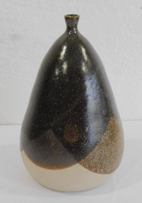 Kleine Studiokeramik Vase beige-braun signiert KE TM ?