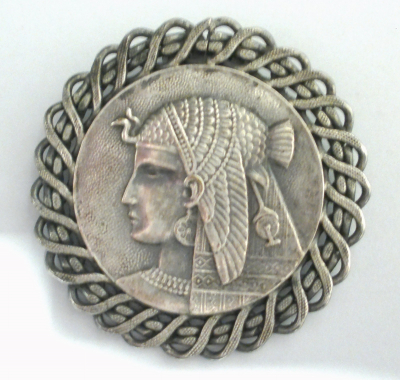 Großer Tuchclip Relief Ägypter versilbert Ø5cm