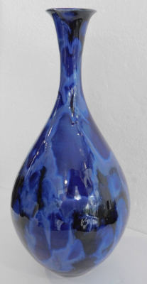 Große Studiokeramik Vase blau-schwarze Laufglasur signiert JB Flaschenform 31cm