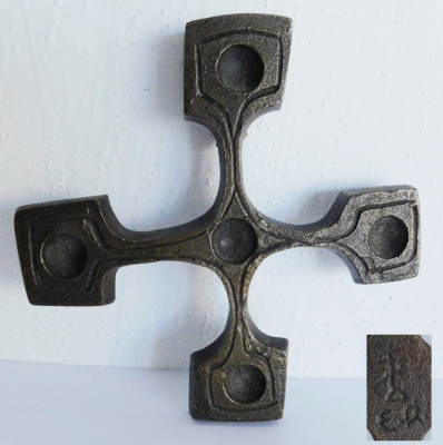 Abstrakt geformtes Bronze Kreuz signiert E. R. + Hersteller 12,5x12,5cm