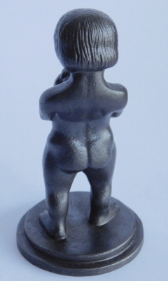 Kleine niedliche Eisenguss Figur nackter Knabe mit Weintrauben 6,6cm
